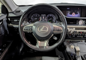 Подержанный автомобиль Lexus ES 2018 года (22 фото)