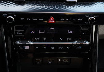 Подержанный автомобиль Kia Carnival 2021 года (29 фото)
