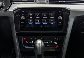 Подержанный автомобиль Volkswagen Passat Sedan 2021 года (17 фото)