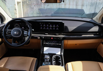Подержанный автомобиль Kia Carnival 2021 года (16 фото)