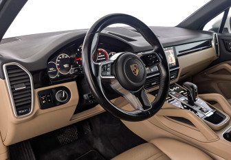 Подержанный автомобиль Porsche Cayenne 2019 года (15 фото)