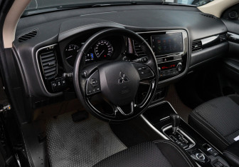 Подержанный автомобиль Mitsubishi Outlander 2019 года (11 фото)