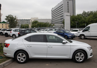 Подержанный автомобиль Skoda Superb Liftback 2021 года (3 фото)