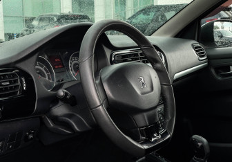 Подержанный автомобиль Peugeot 301 2013 года (13 фото)