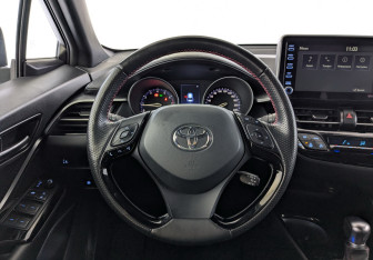 Подержанный автомобиль Toyota C-HR 2021 года (22 фото)