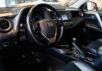 Подержанный автомобиль Toyota RAV4 2015 года (21 фото)