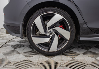 Подержанный автомобиль Volkswagen Golf GTI Hatchback 2022 года (18 фото)