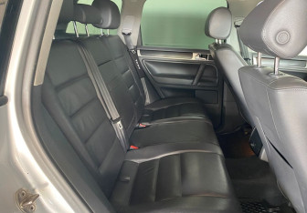 Подержанный автомобиль Volkswagen Touareg 2010 года (10 фото)