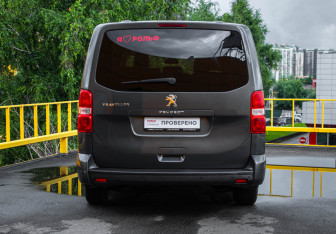 Подержанный автомобиль Peugeot Traveller 2022 года (5 фото)