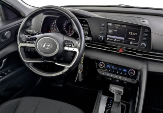 Подержанный автомобиль Hyundai Elantra Sedan 2021 года (29 фото)