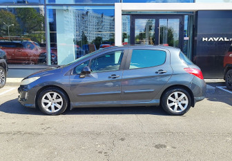 Подержанный автомобиль Peugeot 308 Hatchback 2009 года (8 фото)