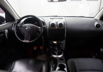 Подержанный автомобиль Nissan Qashqai+2 2011 года (12 фото)