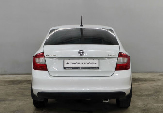 Подержанный автомобиль Skoda Rapid Liftback 2017 года (6 фото)