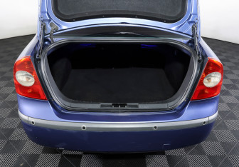 Подержанный автомобиль Ford Focus Sedan 2006 года (10 фото)