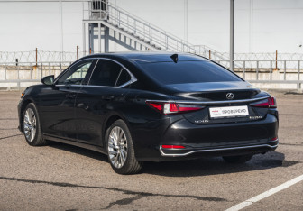 Подержанный автомобиль Lexus ES 2018 года (9 фото)