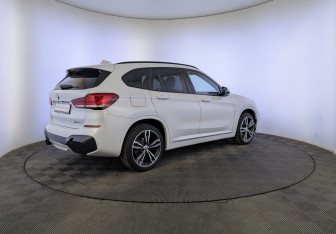 Подержанный автомобиль BMW X1 2021 года (5 фото)