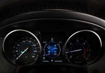 Подержанный автомобиль Jaguar F-Pace 2017 года (11 фото)