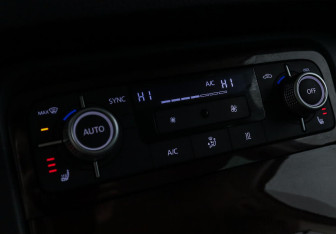 Подержанный автомобиль Volkswagen Touareg 2015 года (10 фото)