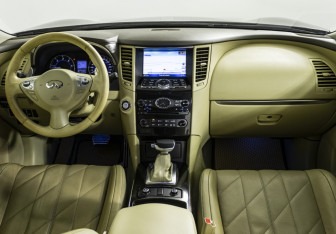 Подержанный автомобиль Infiniti QX70 2015 года (11 фото)