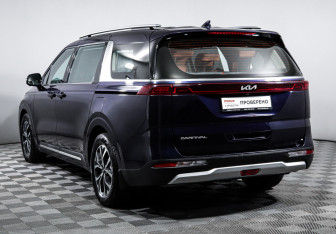 Подержанный автомобиль Kia Carnival 2023 года (7 фото)