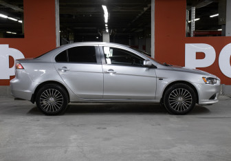 Подержанный автомобиль Mitsubishi Lancer Sedan 2011 года (4 фото)
