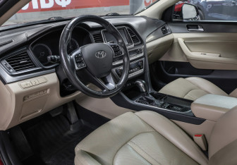 Подержанный автомобиль Hyundai Sonata 2017 года (16 фото)