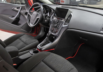 Подержанный автомобиль Opel Astra Hatchback 2012 года (12 фото)