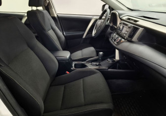 Подержанный автомобиль Toyota RAV4 2015 года (10 фото)