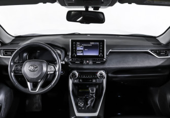 Подержанный автомобиль Toyota RAV4 2020 года (17 фото)
