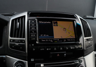 Подержанный автомобиль Toyota Land Cruiser Suv 2012 года (17 фото)