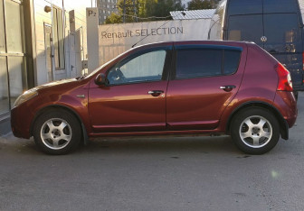 Подержанный автомобиль Renault Sandero 2010 года (8 фото)