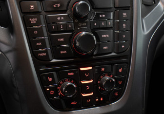 Подержанный автомобиль Opel Astra Sedan 2012 года (18 фото)