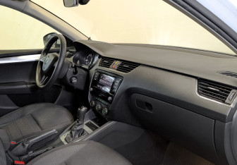 Подержанный автомобиль Skoda Octavia Liftback 2018 года (11 фото)
