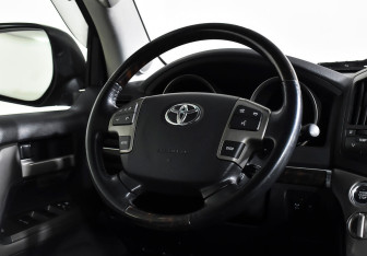 Подержанный автомобиль Toyota Land Cruiser Suv 2010 года (12 фото)