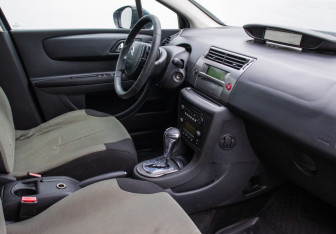 Подержанный автомобиль Citroen C4 Hatchback 2011 года (9 фото)