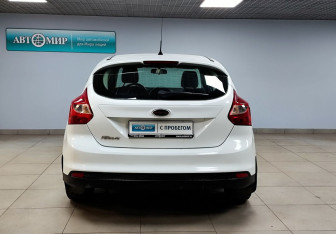 Подержанный автомобиль Ford Focus Hatchback 2011 года (6 фото)