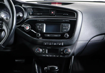 Подержанный автомобиль Kia Ceed Hatchback 2015 года (14 фото)