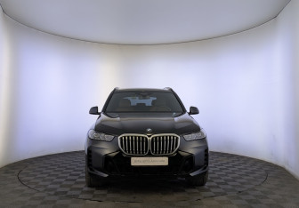 Подержанный автомобиль BMW X5 2025 года (2 фото)