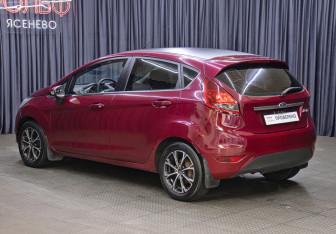 Подержанный автомобиль Ford Fiesta Hatchback 2011 года (7 фото)
