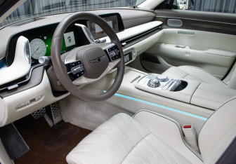 Подержанный автомобиль Genesis G90 2022 года (16 фото)