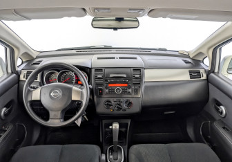 Подержанный автомобиль Nissan Tiida Hatchback 2013 года (14 фото)
