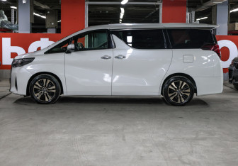 Подержанный автомобиль Toyota Alphard 2019 года (8 фото)