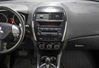 Подержанный автомобиль Mitsubishi ASX 2011 года (15 фото)