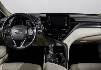 Подержанный автомобиль Toyota Camry Sedan 2021 года (12 фото)