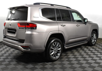 Подержанный автомобиль Toyota Land Cruiser Suv 2021 года (5 фото)