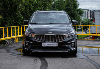 Подержанный автомобиль Kia Carnival 2019 года (2 фото)