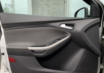 Подержанный автомобиль Ford Focus Sedan 2012 года (10 фото)