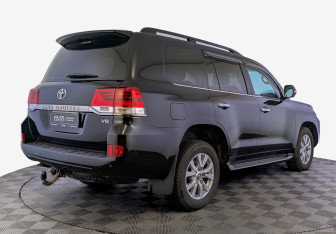 Подержанный автомобиль Toyota Land Cruiser Suv 2016 года (5 фото)