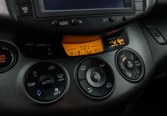 Подержанный автомобиль Toyota RAV4 2010 года (10 фото)