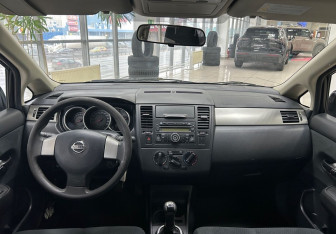 Подержанный автомобиль Nissan Tiida Hatchback 2010 года (13 фото)